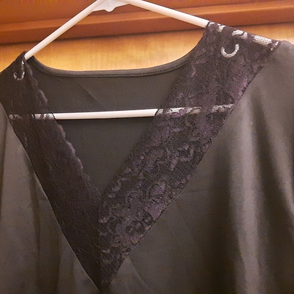 Black V neck top 1xl - Picture 4 of 6